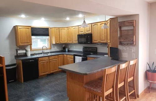 Loyal House | 3-bedroom house in peaceful Loyal with AC, WiFi, fitness room