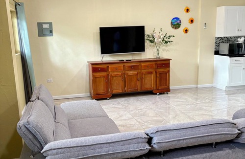 La Union House | 3-bedroom house in pleasant La Union with AC, WiFi