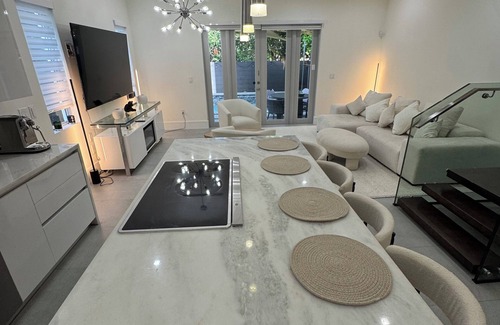 Coconut Grove House | 3-bedroom Luxury Townhouse w Private Pool and Parking