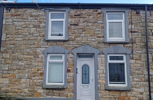 Dowlais House | 3 bedroom modern house. Merthyr Tydfil near bike park wales and Brecon Beacons National park