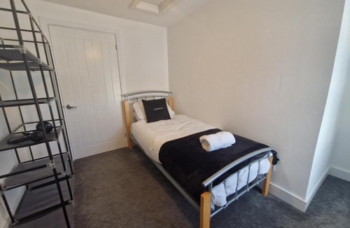 Dowlais House | 3 bedroom modern house. Merthyr Tydfil near bike park wales and Brecon Beacons National park
