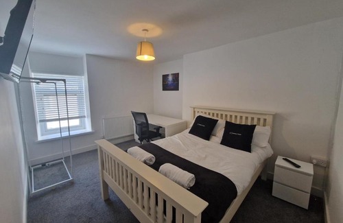 Dowlais House | 3 bedroom modern house. Merthyr Tydfil near bike park wales and Brecon Beacons National park