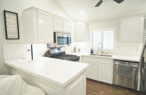 Biggs Field House | 3-bedroom Modern House, recently renovated and upgraded with smart lighting