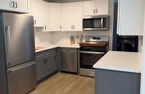Cumings Beach Park House | 3-bedroom pet friendly home in Madison walking distance to beach & winery
