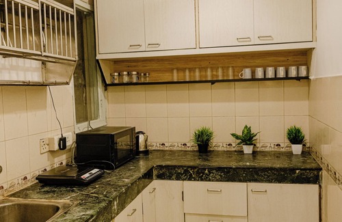 Hauz Khas Village Apartment | 3 BHK Gem by Hauz Khas Fort with WiFi, AC in lovely New Delhi