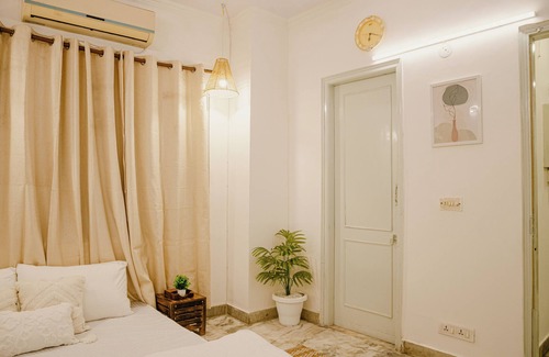 Hauz Khas Village Apartment | 3 BHK Gem by Hauz Khas Fort with WiFi, AC in lovely New Delhi