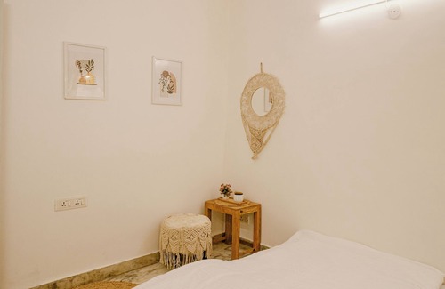 Hauz Khas Village Apartment | 3 BHK Gem by Hauz Khas Fort with WiFi, AC in lovely New Delhi