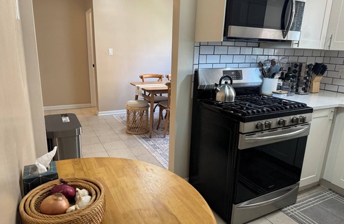 Skokie Apartment | 3-BR/1.5 BATH 1st Flr Skokie Apt 2-Car driveway Parking Near Evanston/Chicago