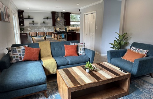 Sharpstown House | 3 KING BEDS - 3 QUEEN - 4 TWINS - 5 BED ROOMS