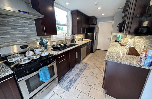 Sharpstown House | 3 KING BEDS - 3 QUEEN - 4 TWINS - 5 BED ROOMS