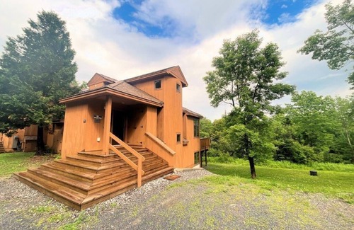 Bromley Mountain House | 3 Luxurious Levels of Living at this Bromley Willows Townhouse