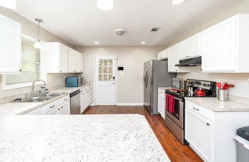 Alexandria House | 3 mi to Cabrini | 4TVs | King 🛏 | W/D| Free🅿️| Pet✅