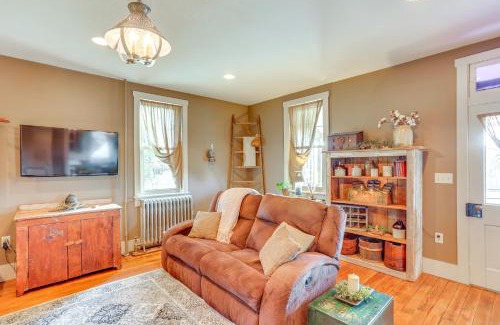Mount Joy House | 3 Mi to Dtwn Charming Farmhouse in Mount Joy!