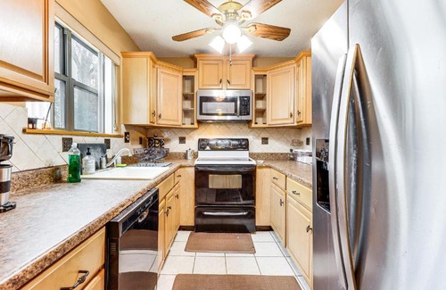 East Haven Apartment | 3 Mi to Dtwn New Haven Colorful Condo with Yard!