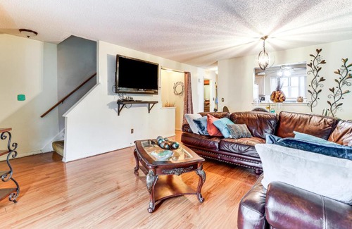 East Haven Apartment | 3 Mi to Dtwn New Haven Colorful Condo with Yard!