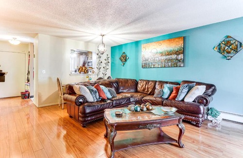 East Haven Apartment | 3 Mi to Dtwn New Haven Colorful Condo with Yard!