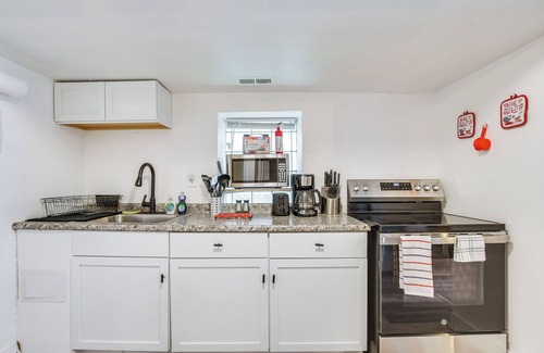 Woodlawn Apartment | 3 Mi to Jackson Park: Cozy Couples Getaway w/Yard