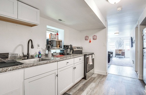 Woodlawn Apartment | 3 Mi to Jackson Park: Cozy Couples Getaway w/Yard