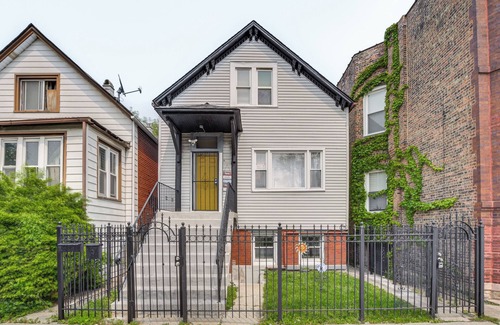 Woodlawn Apartment | 3 Mi to Jackson Park: Cozy Couples Getaway w/Yard