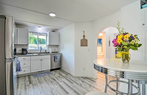 Central Lake Cottage | 3 Mi to Lake Michigan: The Country Cottage