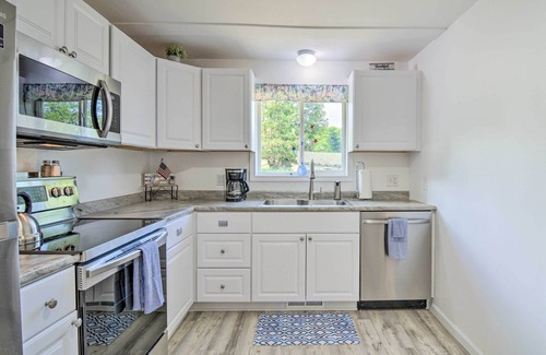 Central Lake Cottage | 3 Mi to Lake Michigan: The Country Cottage