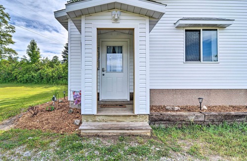Central Lake Cottage | 3 Mi to Lake Michigan: The Country Cottage