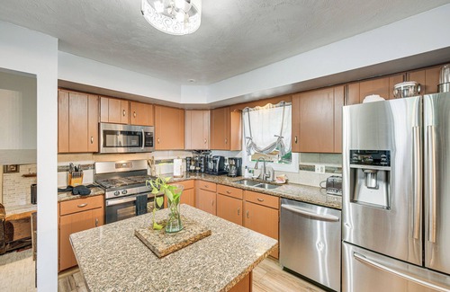 Spry House | 3 Mi to Lake Redman: Home w/Furnished Pergola!