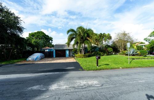 Boynton Beach House | 3 Min from Beach, with Hot tub and Backyard Oasis!
