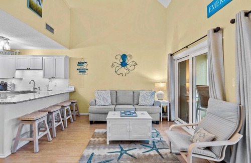 Emerald Isle Condo | 3-min Walk to Beach! Cozy 2-Bed Condo in Emerald Isle with Heated In-Door Pooln