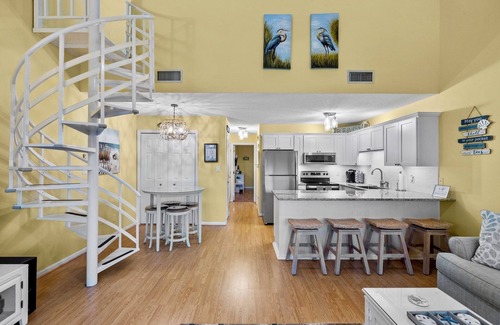 Emerald Isle Condo | 3-min Walk to Beach! Cozy 2-Bed Condo in Emerald Isle with Heated In-Door Pooln