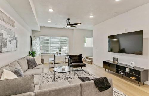 People's Freeway House | 3 Mins to DT Lux Townhome 2 Car Garage King Bed