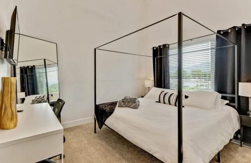 People's Freeway House | 3 Mins to DT Lux Townhome 2 Car Garage King Bed