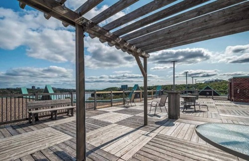 Halifax Condo | 3 minutes to the yacht club! Sunny condo with rooftop deck overlooking the ocean