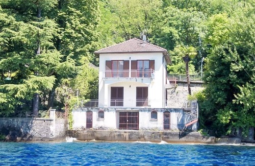 Brezzo di Bedero Apartment | 3-room apartment with separate kitchen and balcony right on the beach