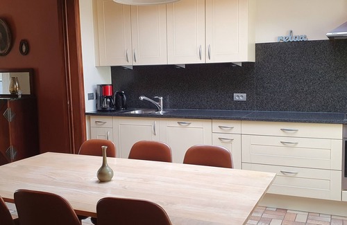 Assebroek House | 3 rooms, 2 bathrooms, near centre, free parking, free wifi, sunny garden