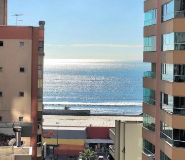 Andorinha Apartment | 3 suítes grandes, 4 garagens, Vista mar, ótima localização a 2 minutos do mar em Meia Praia - Itapema
