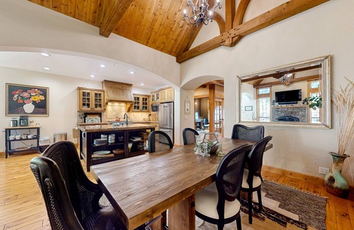 Southwest Bend House | 30 mins to Bachelor, 8 Mins to Old Mill - hot tub, fireplaces, open living space