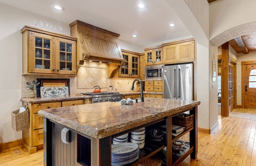 Southwest Bend House | 30 mins to Bachelor, 8 Mins to Old Mill - hot tub, fireplaces, open living space