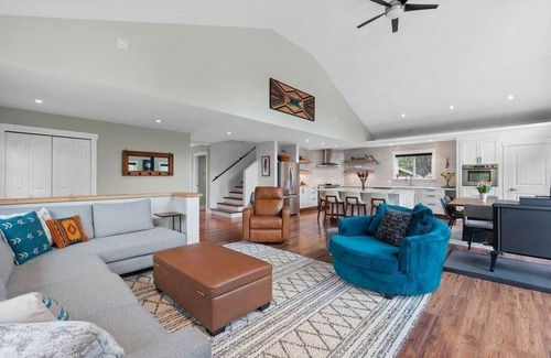 Brackendale House | 30 minutes from Whistler-Squamish family retreat. Pet friendly!