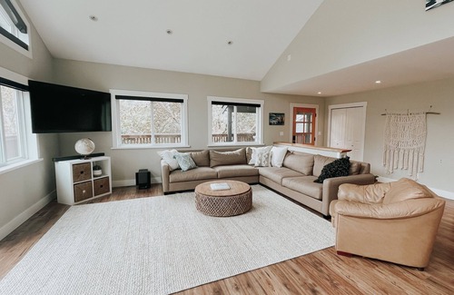 Brackendale House | 30 minutes from Whistler-Squamish family retreat. Pet friendly!
