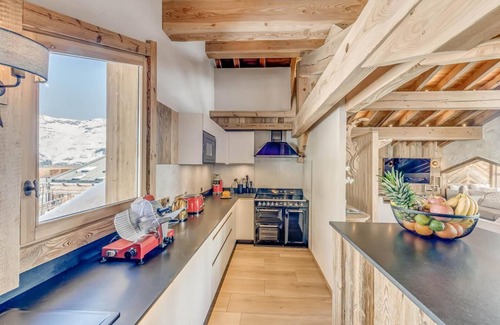 Les Almes Apartment | 30m from ski slopes, fitness, sauna, balcony, fireplace or stove, tv, ski locker, 450m², Tignes