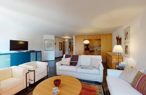 Champfer Apartment | 3½-room apartment on the 2nd floor, entrance with wardrobe, living room with TV,