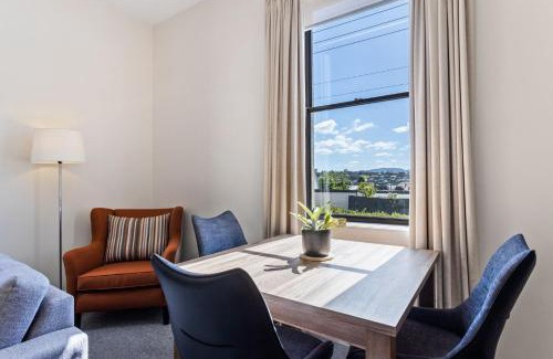 Sullivan's Cove Apartment | 338 on Murray walk to restaurant strip