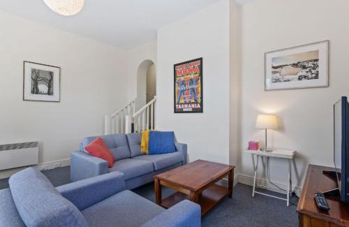 Sullivan's Cove Apartment | 338 on Murray walk to restaurant strip