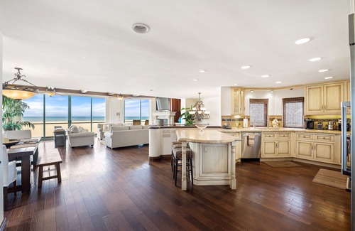 Hollywood House | 3425O Oceanfront Tuscan Villa