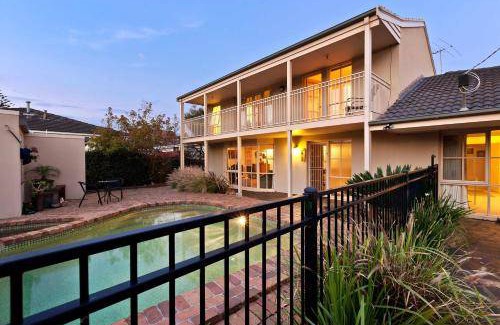 Frankston House | 350 m² House ∙ 6 bedrooms ∙ 17 guests
