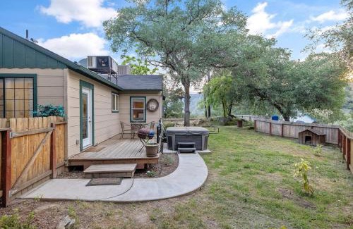 Three Rivers House | 3B Hot Tub, 4mi from Sequoia, Arcade Games, Foosball