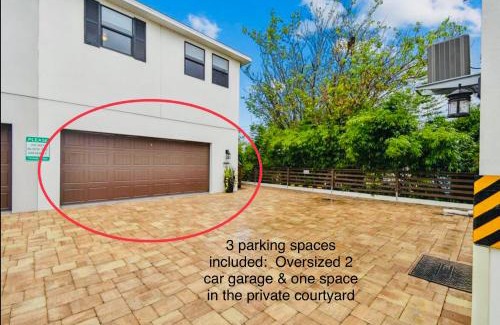 Gillespie Park House | 3BD 3BA - Garage - Pet friendly - Balcony - Lido Beach - Downtown