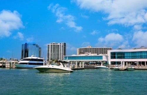 Gillespie Park House | 3BD 3BA - Garage - Pet friendly - Balcony - Lido Beach - Downtown