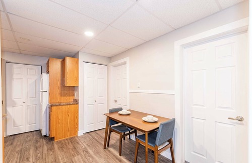 Whyte ave Apartment | 3bdrm unit on Whyte Ave